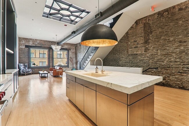 Building Photo - 107 W Main St