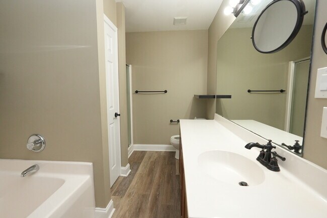Building Photo - Spacious 4-bedroom, 2.5-bath home with a p...
