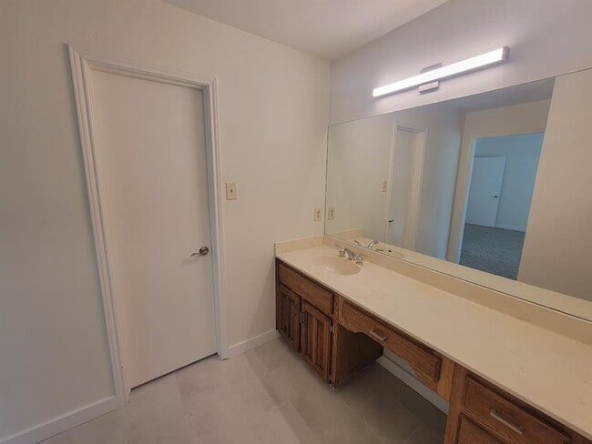 Building Photo - 10403 Pinehurst Dr