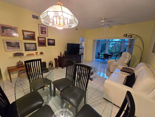 Building Photo - 5084 Rose Hill Dr