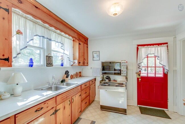 Building Photo - 3 Bed, 1.5 Bath Home with Backyard and Ple...