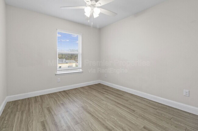 Building Photo - 931 N Barrett Ave