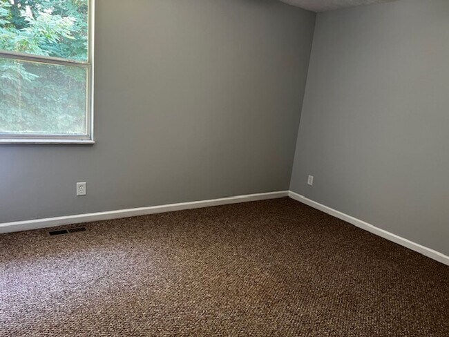 Building Photo - Maryville 37803 - 3 bedroom, 2 bath home - Contact Troy Adams (865) 233-6949