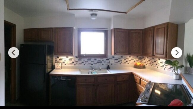 Kitchen with newer appliances - 1424 Front Nine Dr
