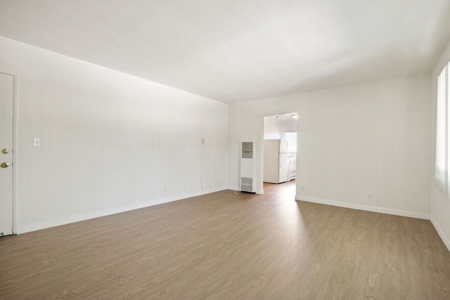 Building Photo - 10908 SM Blvd, prime Westwood, near transit