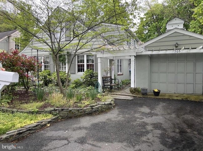 Building Photo - 705 Pomona Ave