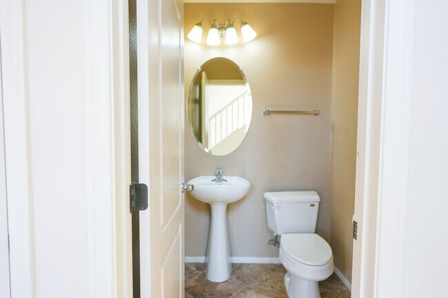 Building Photo - 3 Bed / 2.5 Bath Townhome with Loft, 2 Car Garage & Spacious Backyard – Southern Highlands