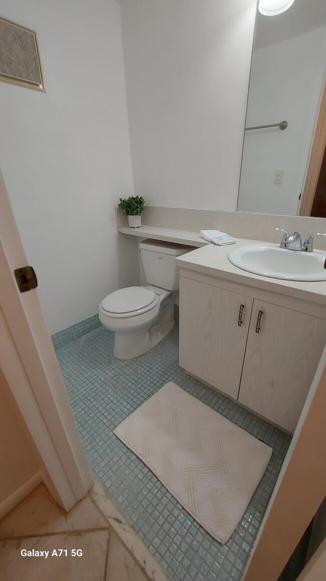 Building Photo - 3076 Cornwall D