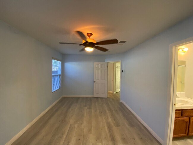 Building Photo - Adorable Home in NW Bakersfield