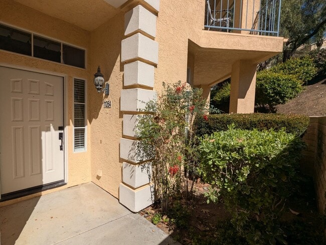 Building Photo - Beautifully Remodeled and Bright in the Perfect Carmel Mountain Ranch Location