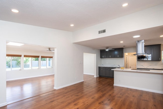 Building Photo - 4/2 + Detached Studio & Pool! One Property...