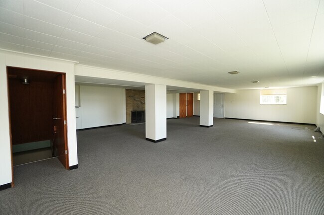 Building Photo - 1092 Greentree Rd