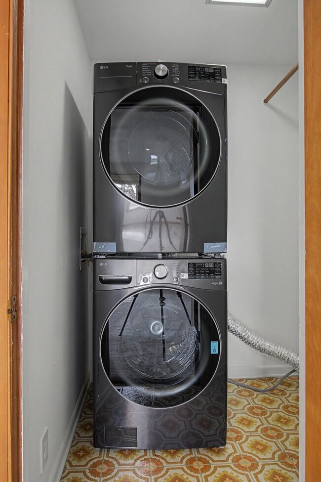 Building Photo - Mid Century Modern in Donelson with 4 bed 2bath, pet friendly, 2 car garage, and potential music ...