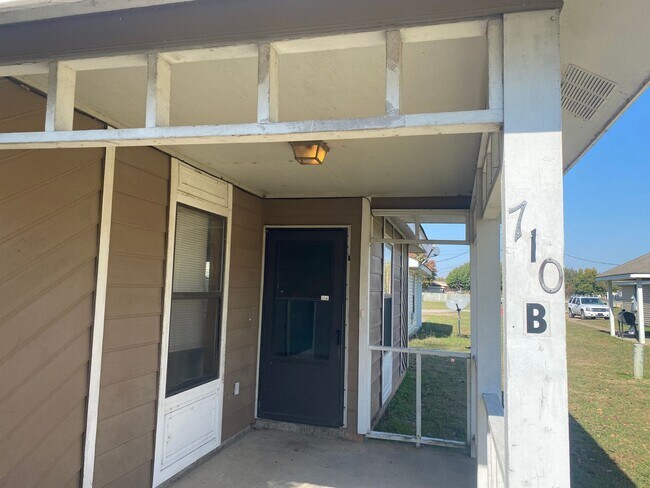 Primary Photo - 710 Meadowbrook St