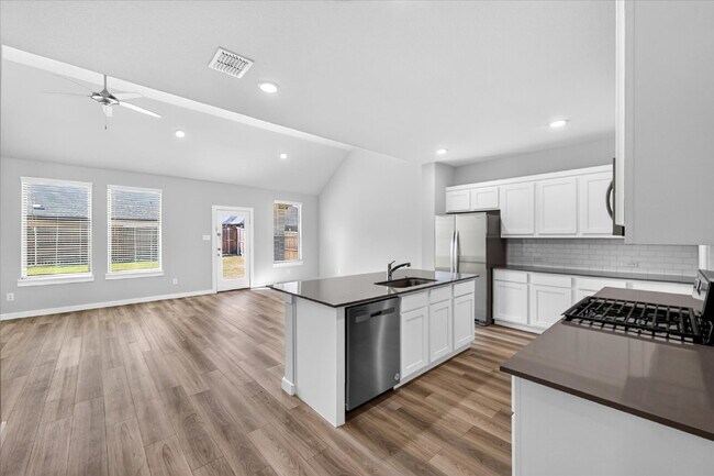 Building Photo - Spacious 5-Bedroom, 4-Bath Home with Washer, Dryer & Refrigerator