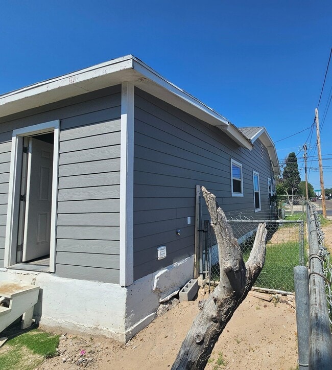 Building Photo - 1319 Santa Maria Ave