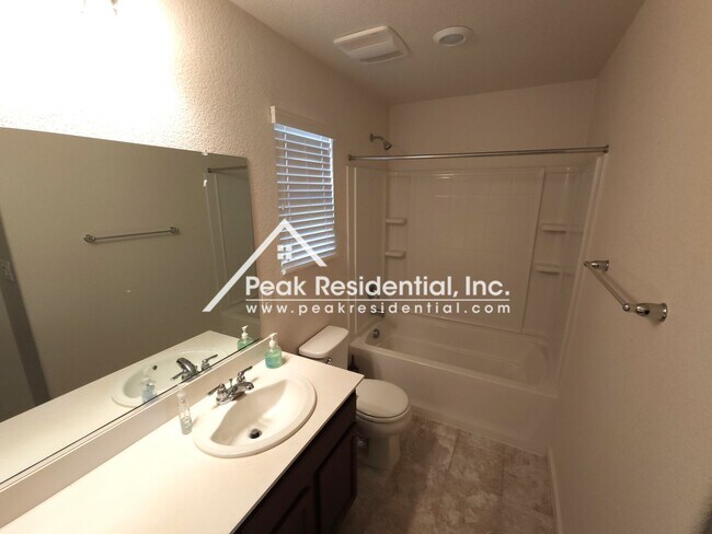 Building Photo - Newer North Natomas 3bd/2.5ba House with Loft & 2 Car Garage