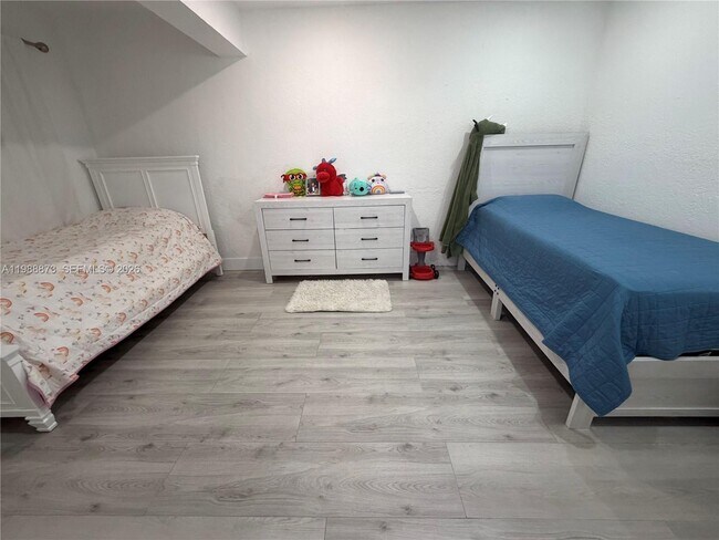 Building Photo - 660 SW 30th Terrace