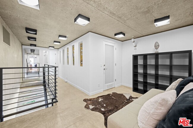 Building Photo - 1646 Blue Jay Way