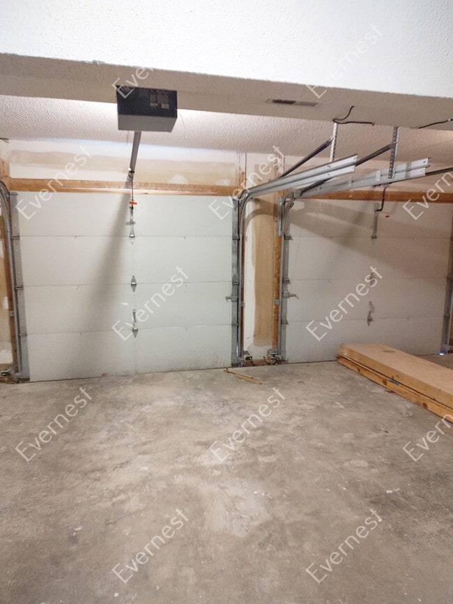 Building Photo - 3 Bed & 2.5 Bath House in Olathe / Pet-Fri...
