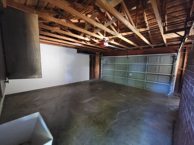 Building Photo - 3 Bedroom House across the street from Mar...