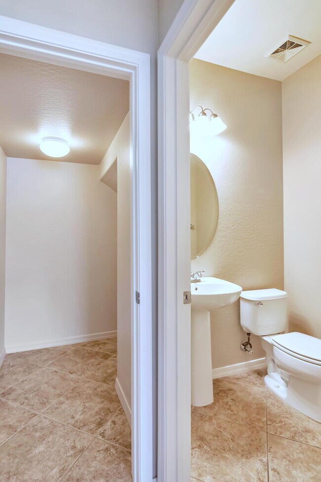 Building Photo - "Spacious 4-Bed Townhouse Oasis in Anthem – Modern Comfort Awaits!"