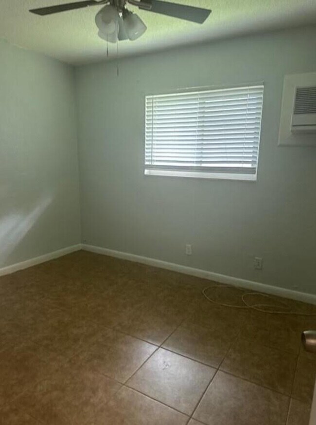 Building Photo - 332 SW 2nd Pl