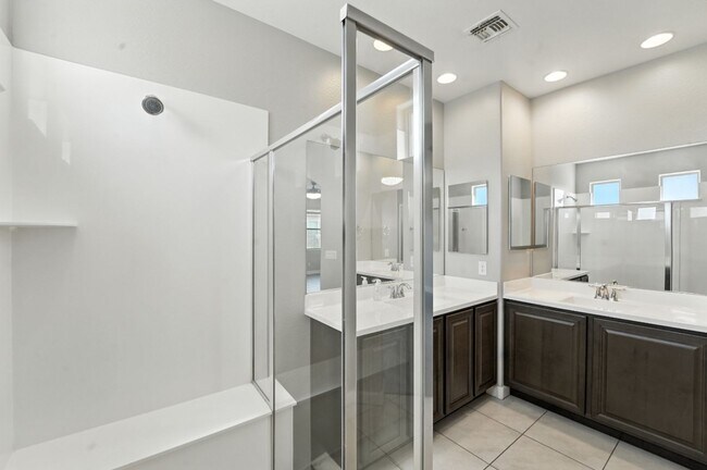 Building Photo - Welcome to this stunning 3-bedroom, 2-bath...