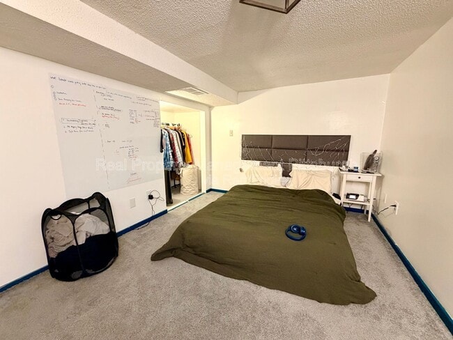 Building Photo - 433 Ella St