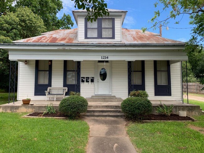 Building Photo - J17