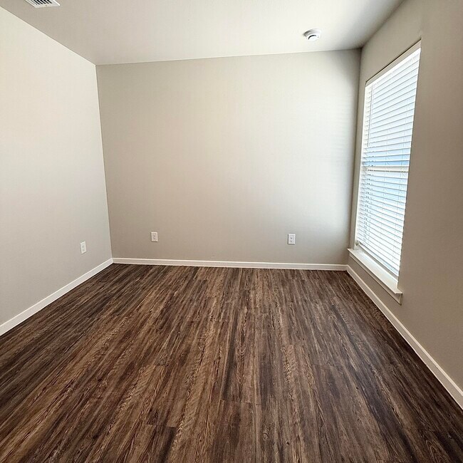 Building Photo - 2108 N Jayton Ave