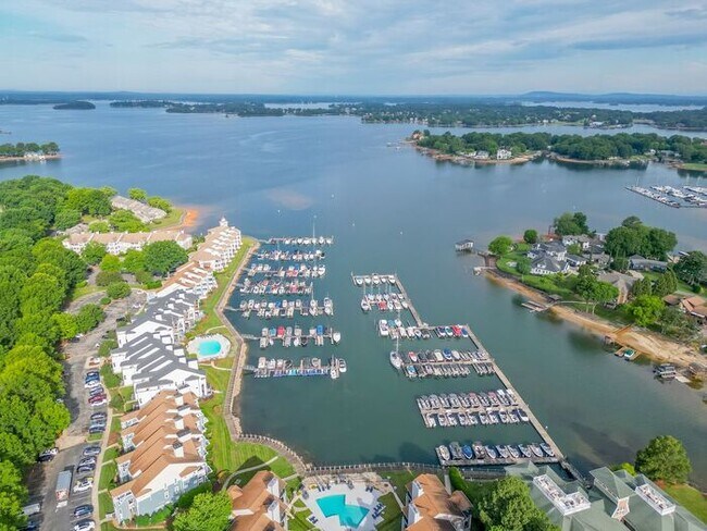 Building Photo - 3BR Townhome - Lake Living in Vineyard Point with Boat Slip Access Near Lake Norman