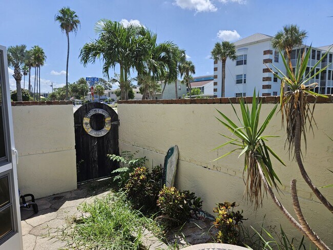 Building Photo - Seasonal Short-Term Townhouse on Venice Island close to Venice Beach!