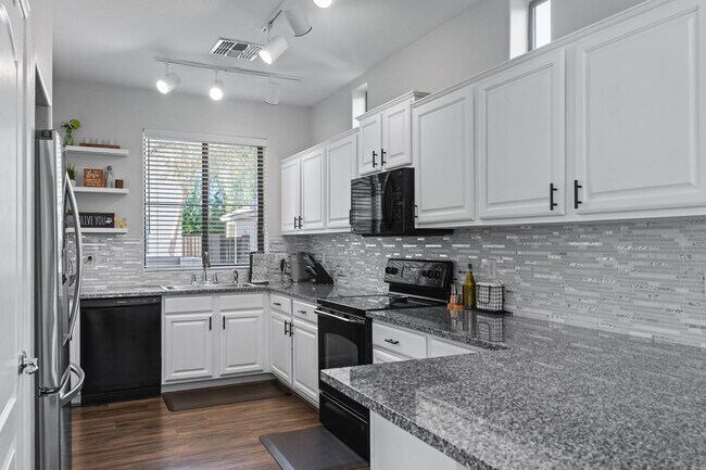 Building Photo - 3846 E Palmer St