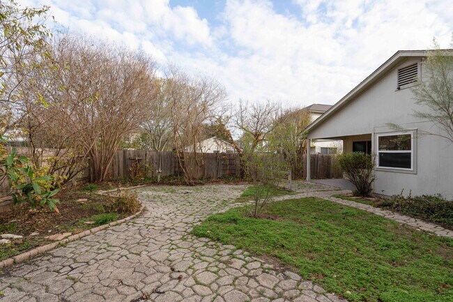 Building Photo - 1704 Chinati Mountain Trail