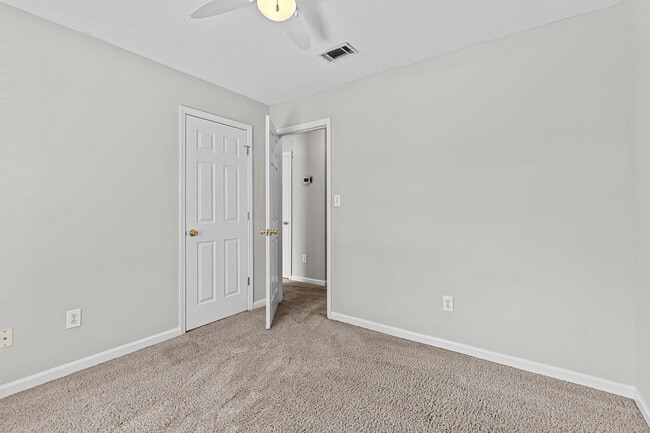 Building Photo - 5 Astor Ct