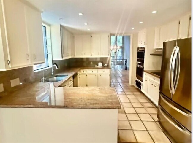 Building Photo - 150 Sugar Berry Cir