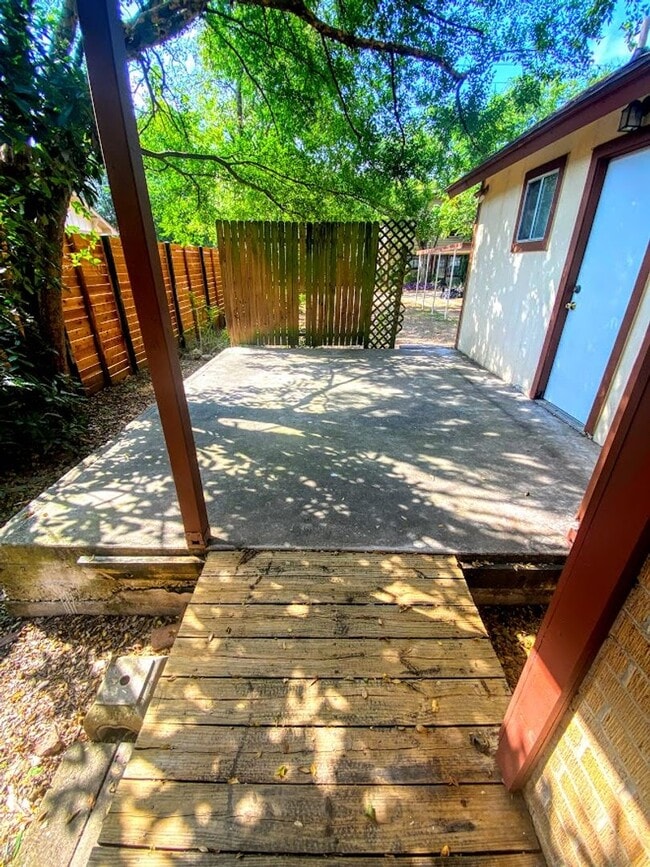 Building Photo - Rosedale Charmer - Wood Floors  - 1 BD / 1BA - W/D - Patio - Covered Parking - $1500