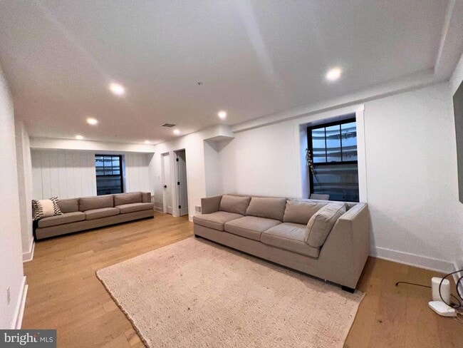 Building Photo - 986 Henry Ave