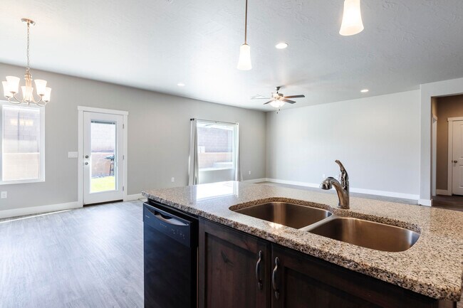 Building Photo - 3338 E Crimson Ridge Dr