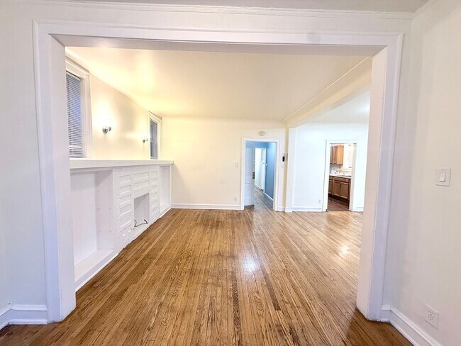 Building Photo - 7151 S East End Ave