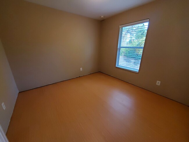 Building Photo - Quiet Buckingham Living