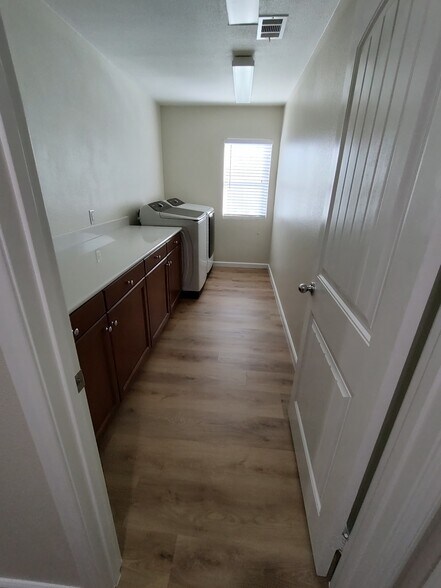 Building Photo - 5421 Carrotwood Ave