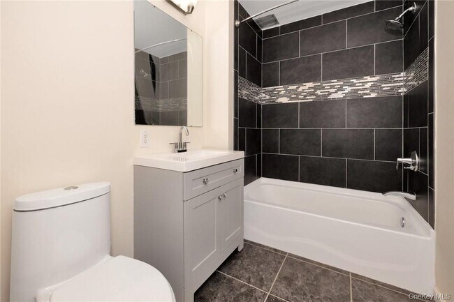 Building Photo - 68 Lake St