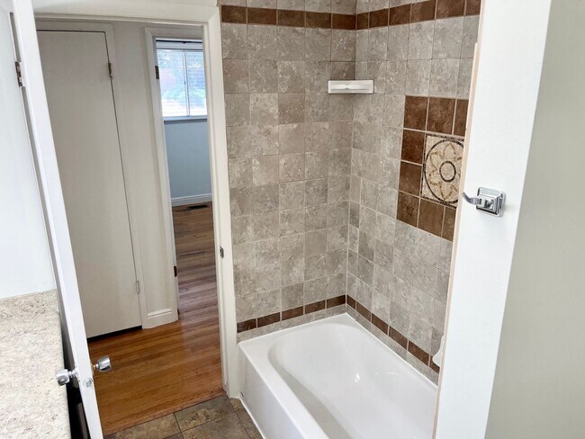 Building Photo - Beautiful 5 Bedroom, 3 Bathroom Family Home in Cottonwood Heights