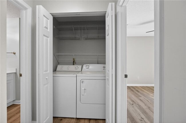 Building Photo - 423 Granville Ct