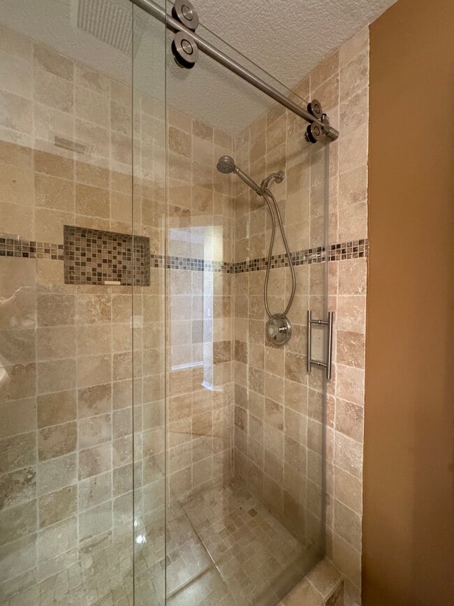 Building Photo - 202 Silver Lake Dr