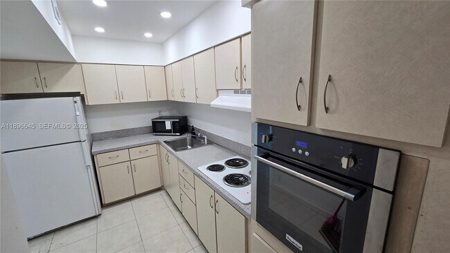 Building Photo - 1000 West Ave