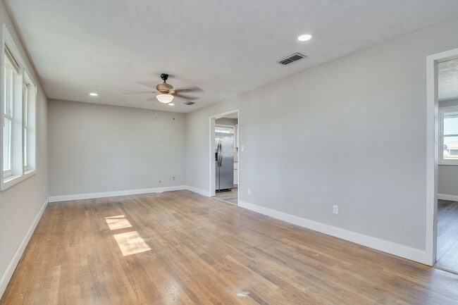 Building Photo - Charming 3-Bedroom, 2-Bath Home on a Corner Lot with Spacious Backyard