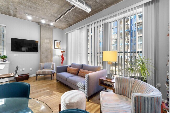 Building Photo - 2 Bed 2 Bath - Mount Vernon Condo - Garage Parking Space Included